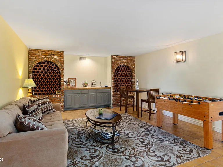1234 E Tujunga Ave — Photo 46