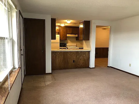 2 bed, 1050 sqft, $1,300 — Photo 2