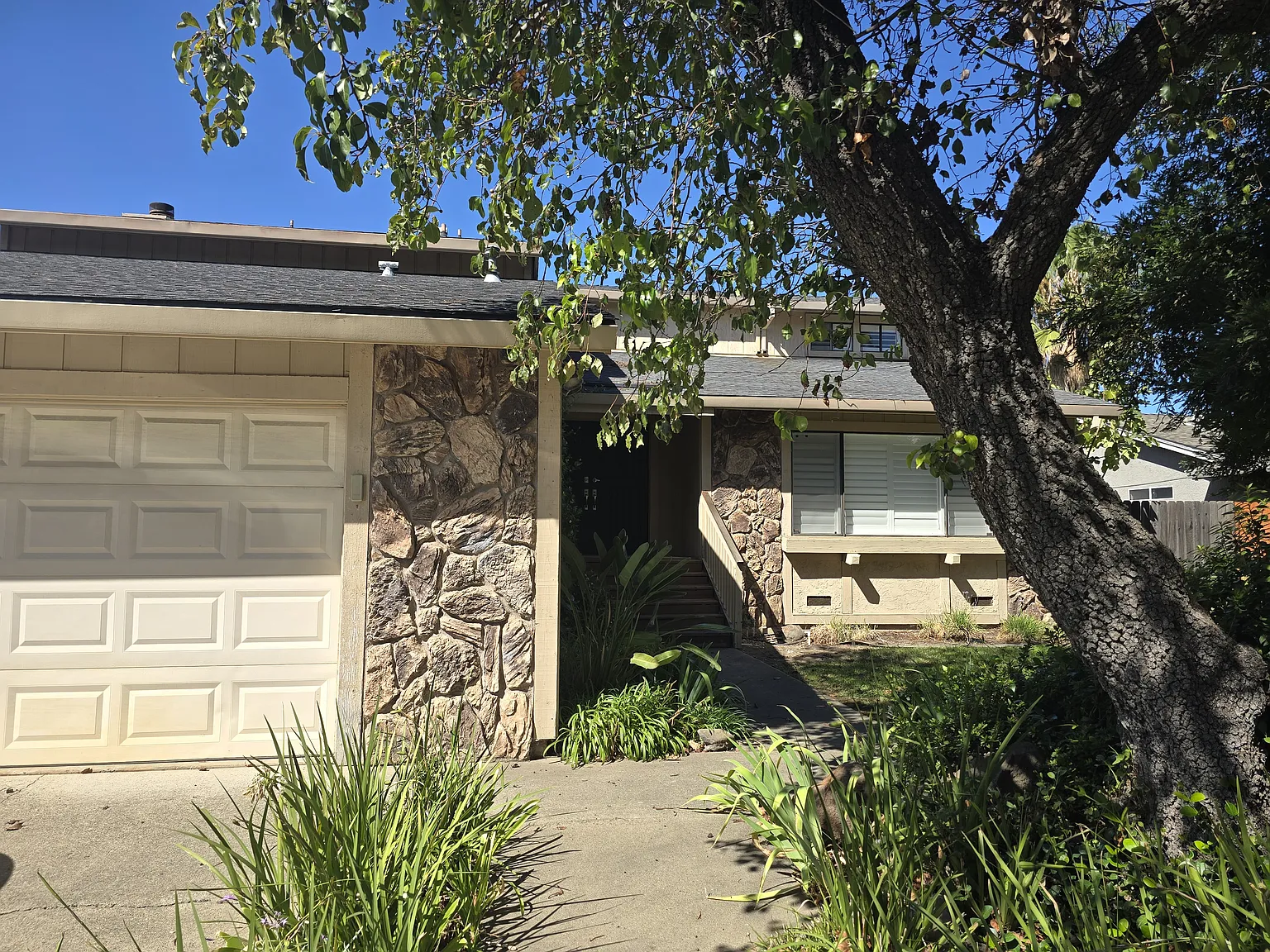 4 bed, 2211 sqft, $2,800 — Photo 3