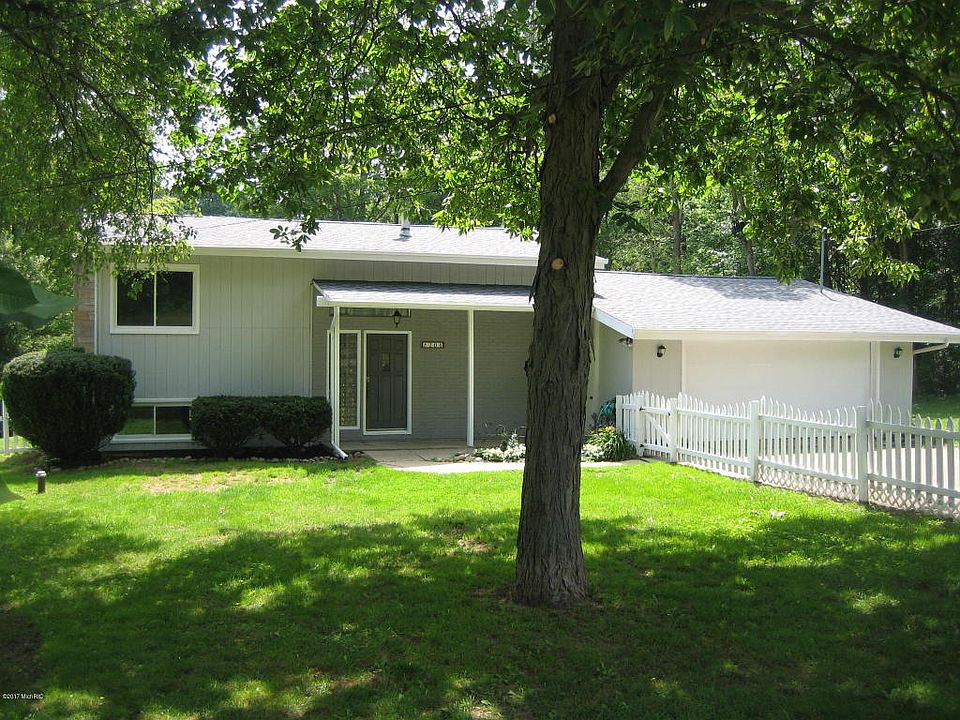 1st image of 204 Creekside Dr