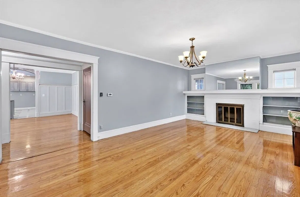 4 bed, $2,300 — Photo 1