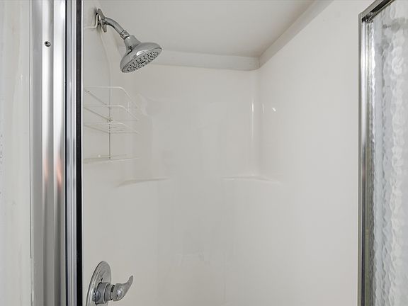 3rd image of 4916 Crescent Ave