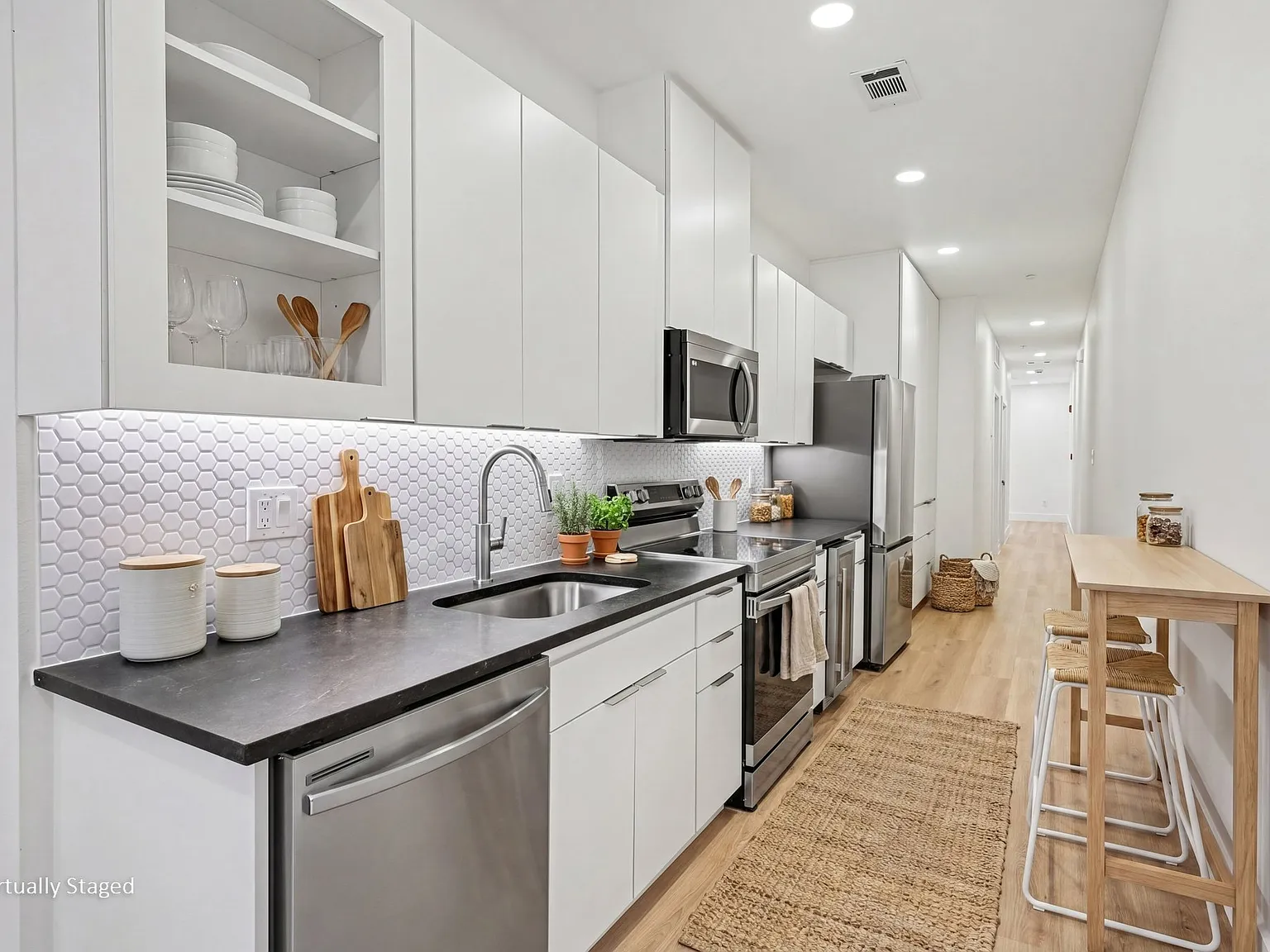 1 bed, 712 sqft, $1,965 — Photo 1