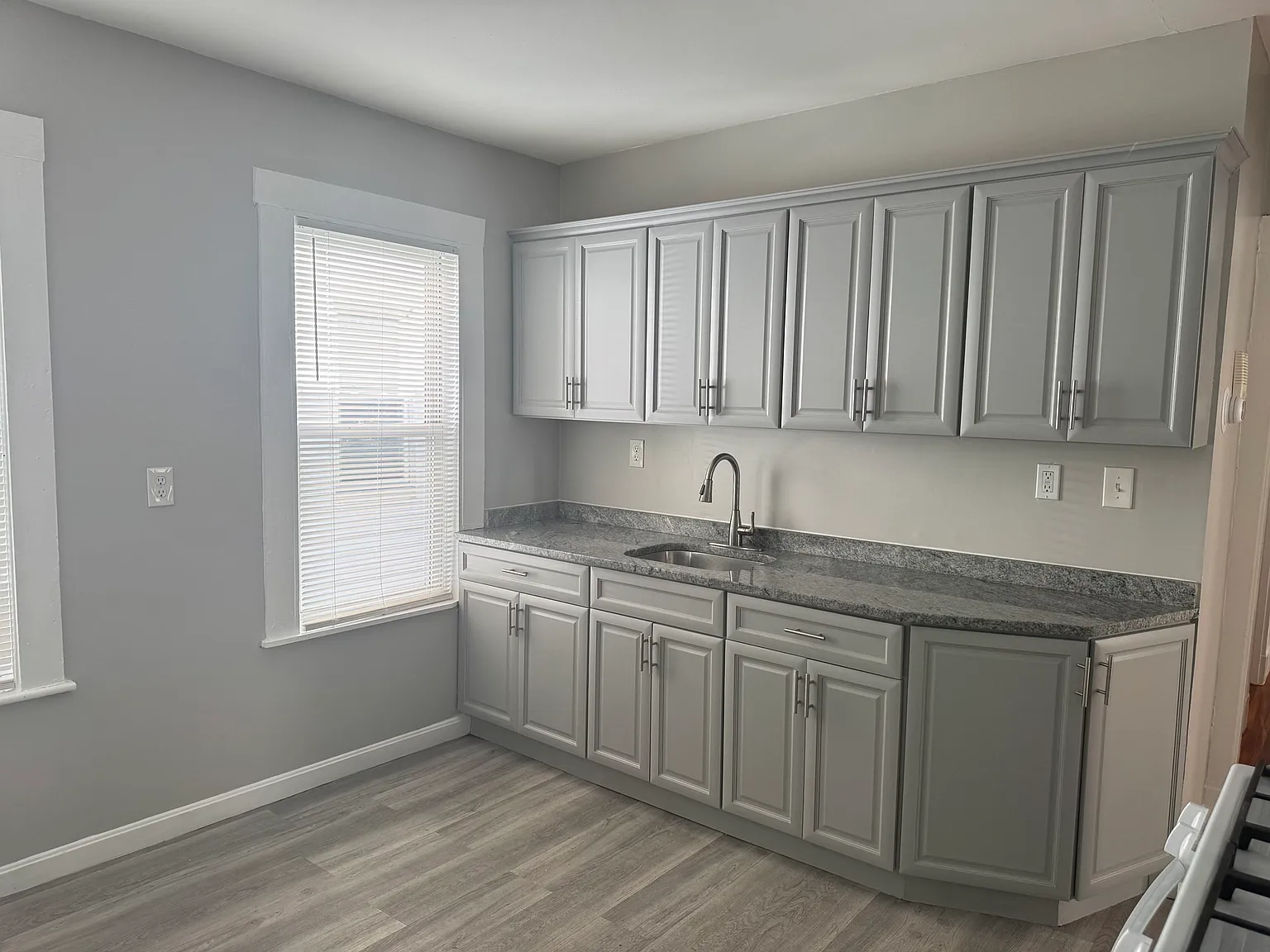 3 bed, 1.0 bath, 1200 sqft, $3,300 — Photo 4