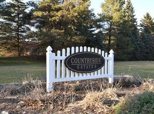 W361S2374 Scuppernong Dr, Dousman, WI 53118