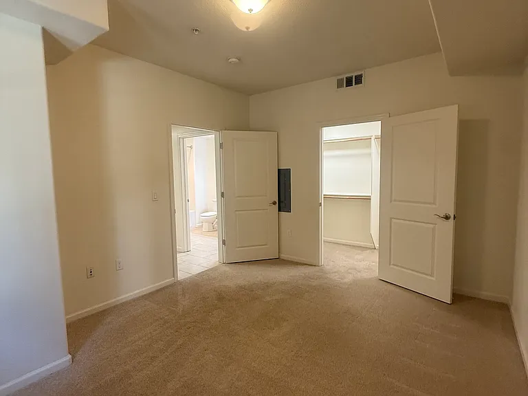 Diamond Creek Condominiums/ Apartments — Photo 24