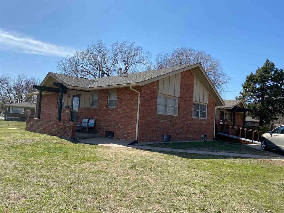 2nd image of 615 N Country Acres Ave