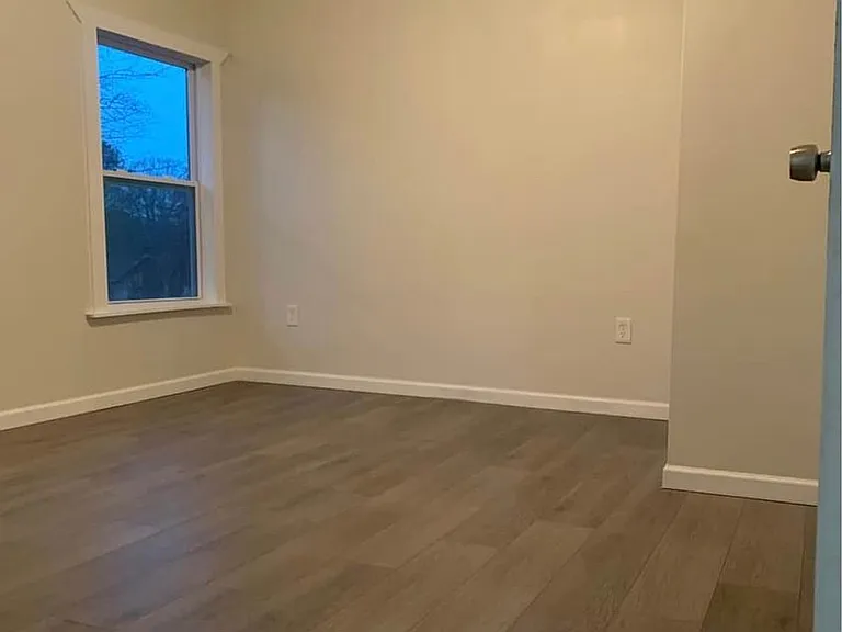 1233 Oakland Dr SW — Photo 2
