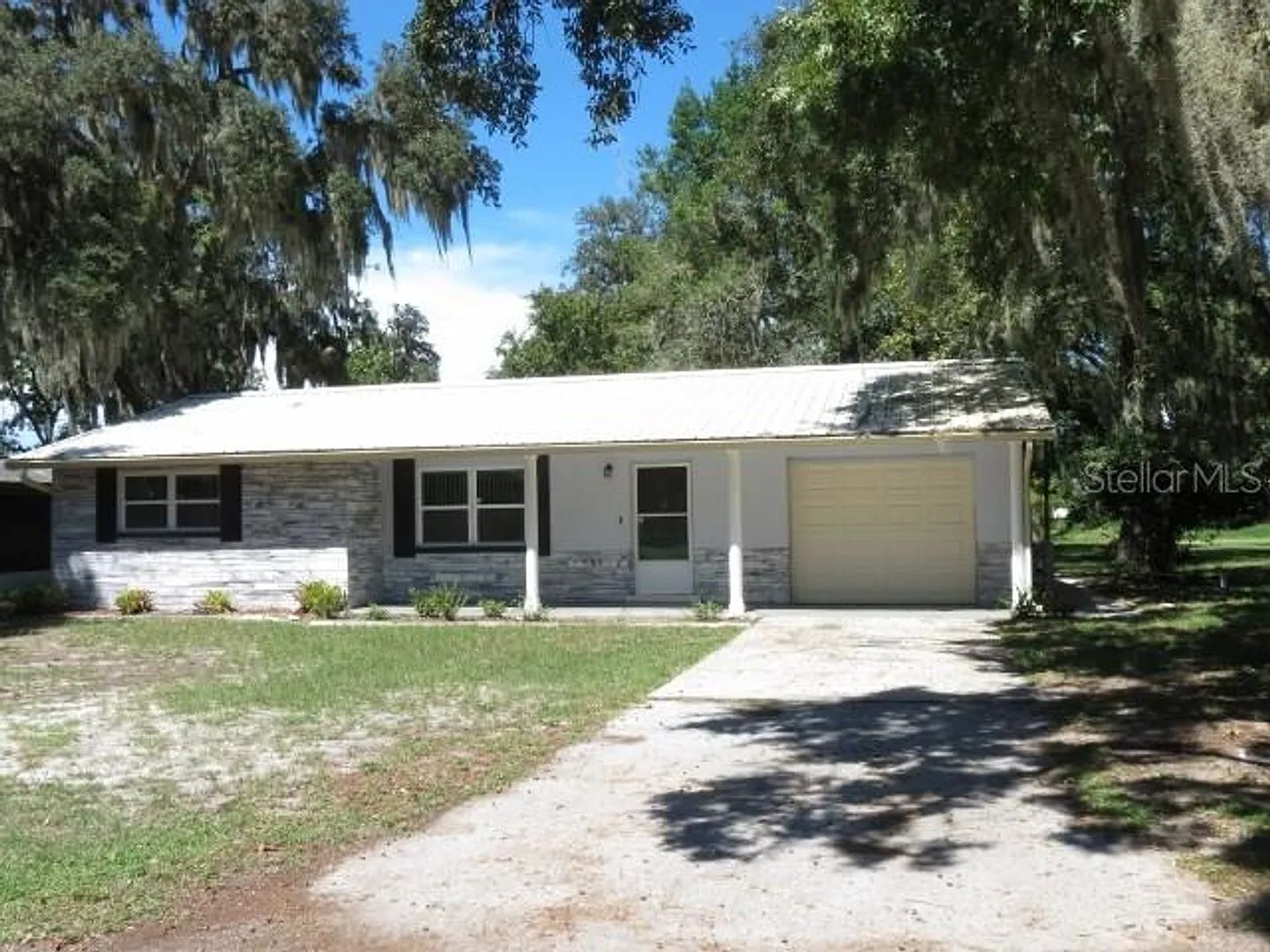 2 Bedroom 1 Bath Attached Garage Huge Backyard — Photo 1