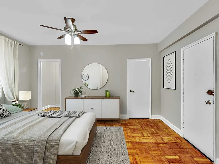 Renovated studio apartment (virtually staged)