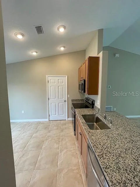 3 bed, 2.0 bath, 1333 sqft, $1,795 — Photo 2