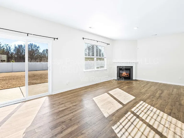 4015 Meadow Green Dr — Photo 6