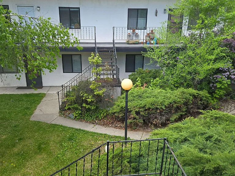 635 6th St W #8 — Photo 2