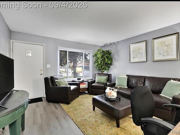 4th image of 796 Adams St
