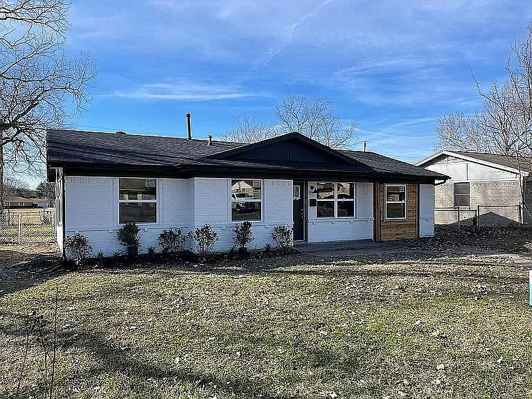 4 bed, 1192 sqft, $2,000 — Photo 1