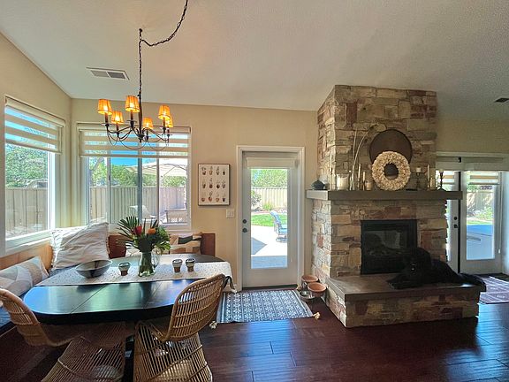 Dining nook, seats 5 comfortably