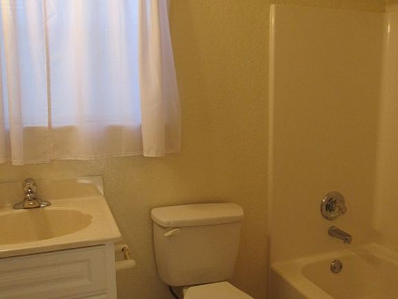 5th image of 3209 E Lloyd St #A