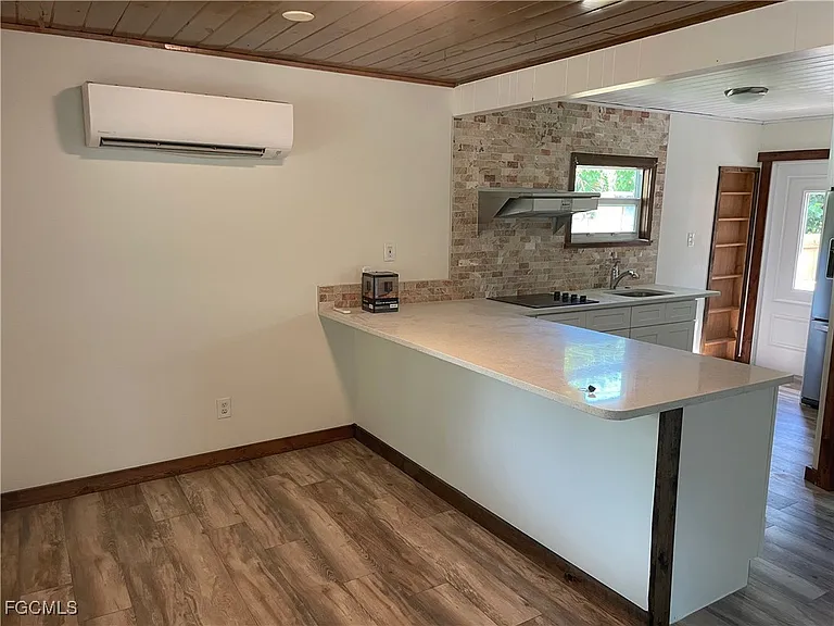 784 Oak St — Photo 11