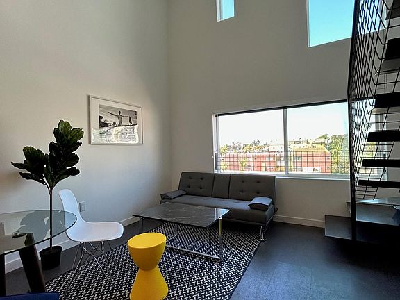 4th image of 3911 Centre St #501