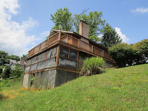 2nd image of 1384 Lakewood Dr