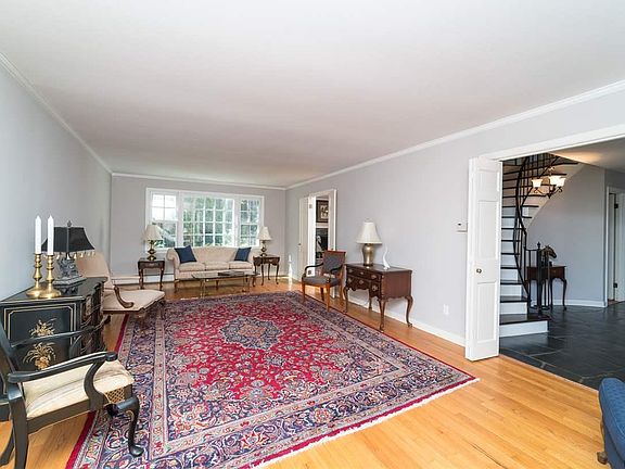 4th image of 10 Norwood Dr