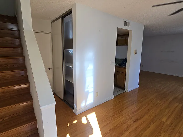 1049 Linden Ave #7 — Photo 8