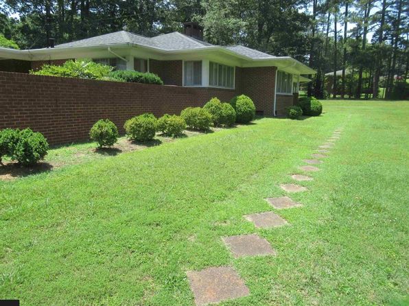 911 W 6th St, Siler City, NC 27344