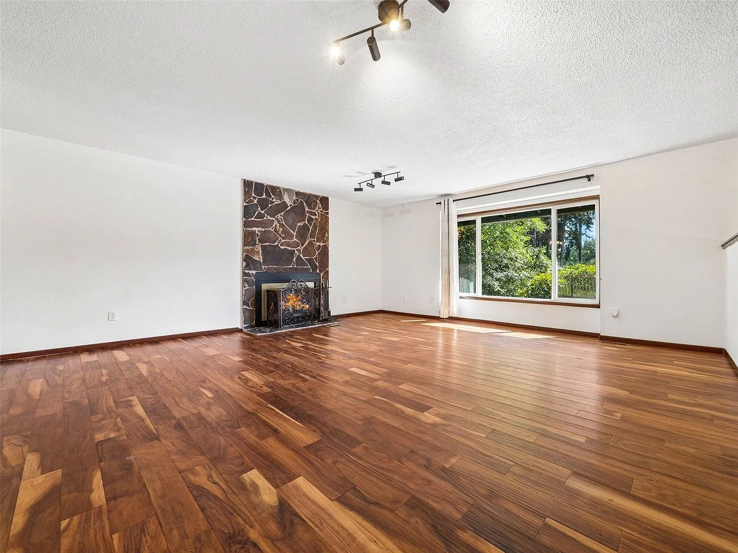 Fantastic home on large lot! — Photo 3