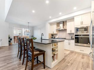 208 W Dawson Cir, Chestermere, AB T1X 2R2