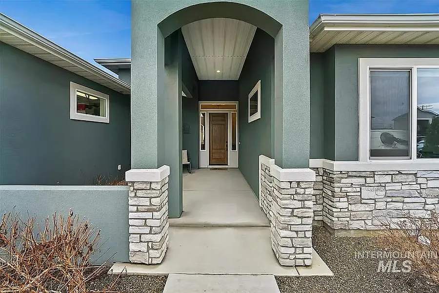 3 bed, 2.5 bath, 2341 sqft, $3,600 — Photo 2