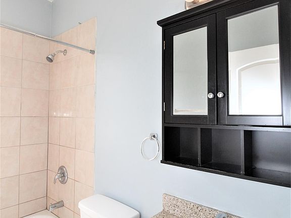 5th image of 845 W Cornelia Ave APT 2W