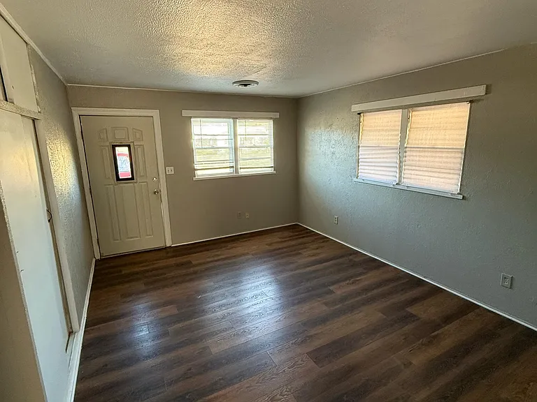 2719 S Fairfield St — Photo 3