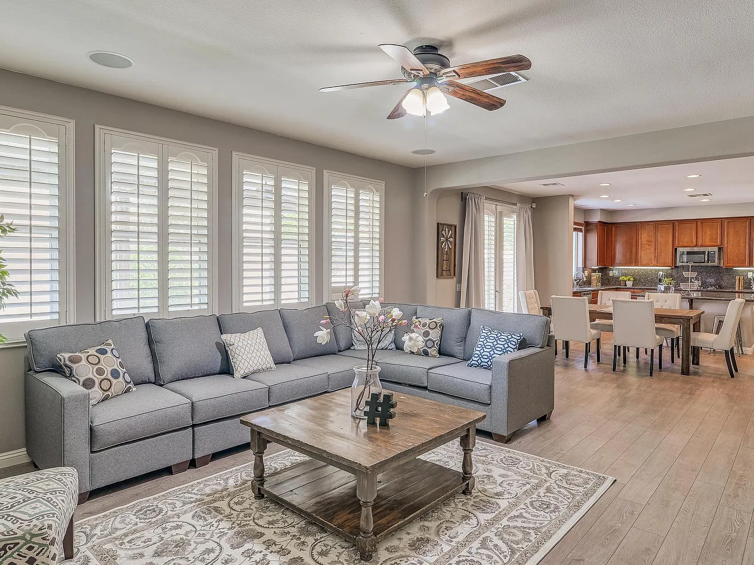 5 bed, 4.5 bath, 4522 sqft, $7,600 — Photo 1