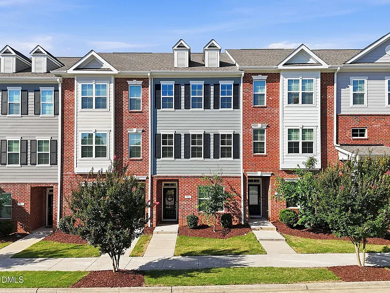 976 Gateway Commons Cir — Photo 1