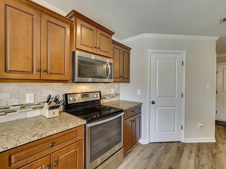124 Radcliff Dr — Photo 16