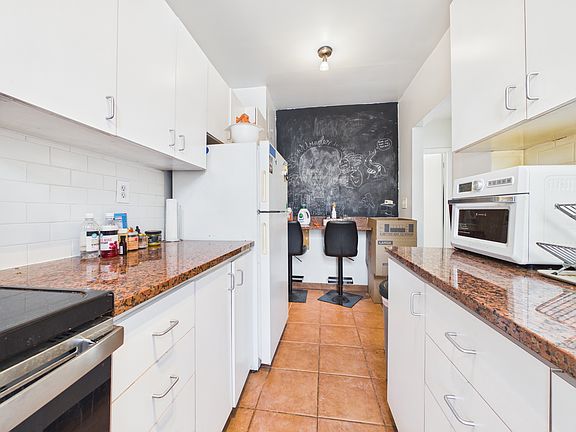 4th image of 313 W 19th St APT 42