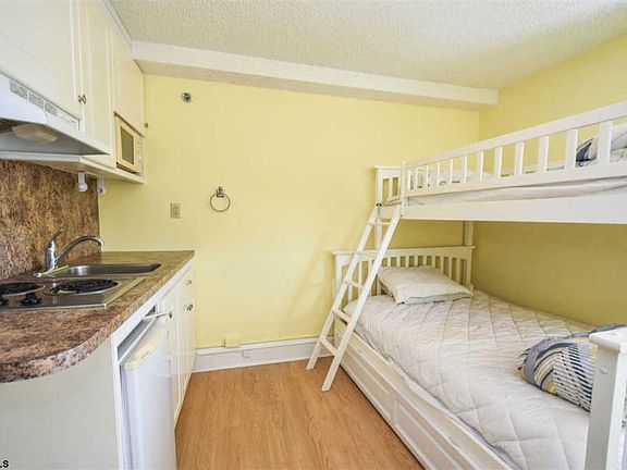 5th image of 807 8th St Unit 307