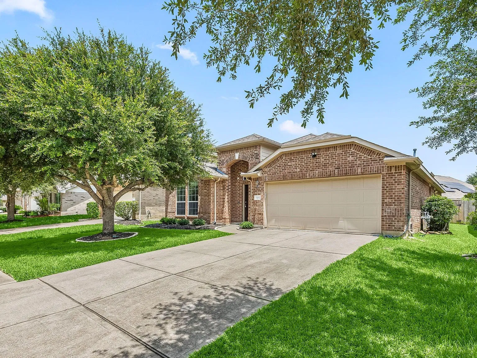 3 bed, 2.0 bath, 1886 sqft, $2,300 — Photo 2