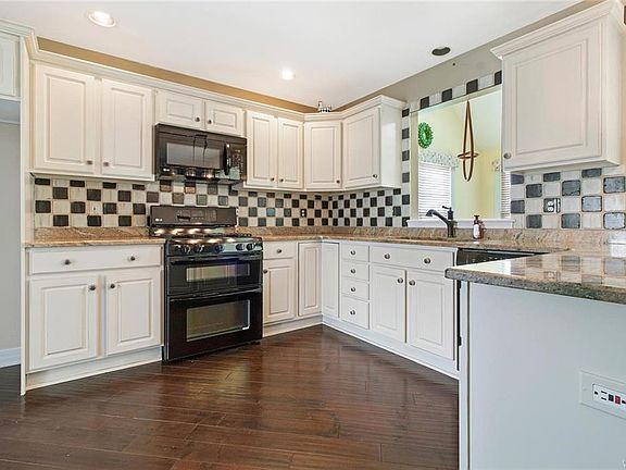 4th image of 3309 Blossom Ln