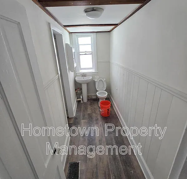 548 Nelson St — Photo 2