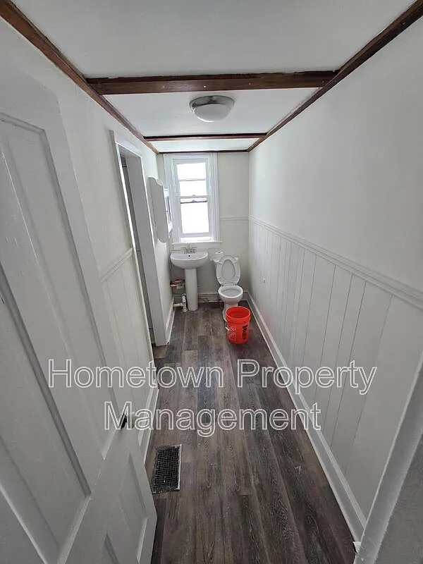Building Photo - 548 Nelson St