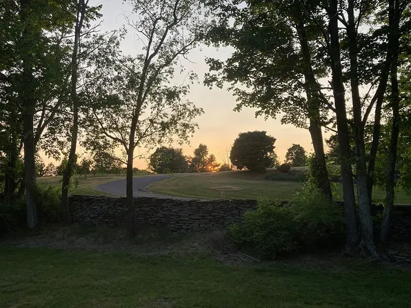 64 Red Ledge Dr, Dallas, PA 18612