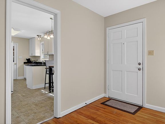 4th image of 822 Rogers Ln