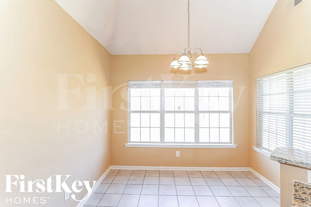 4 bed, 2.0 bath, 2162 sqft, $2,165 — Photo 4