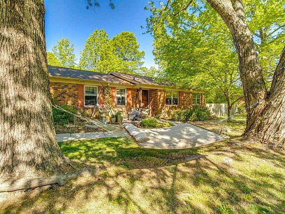 4th image of 2448 Country Club Dr