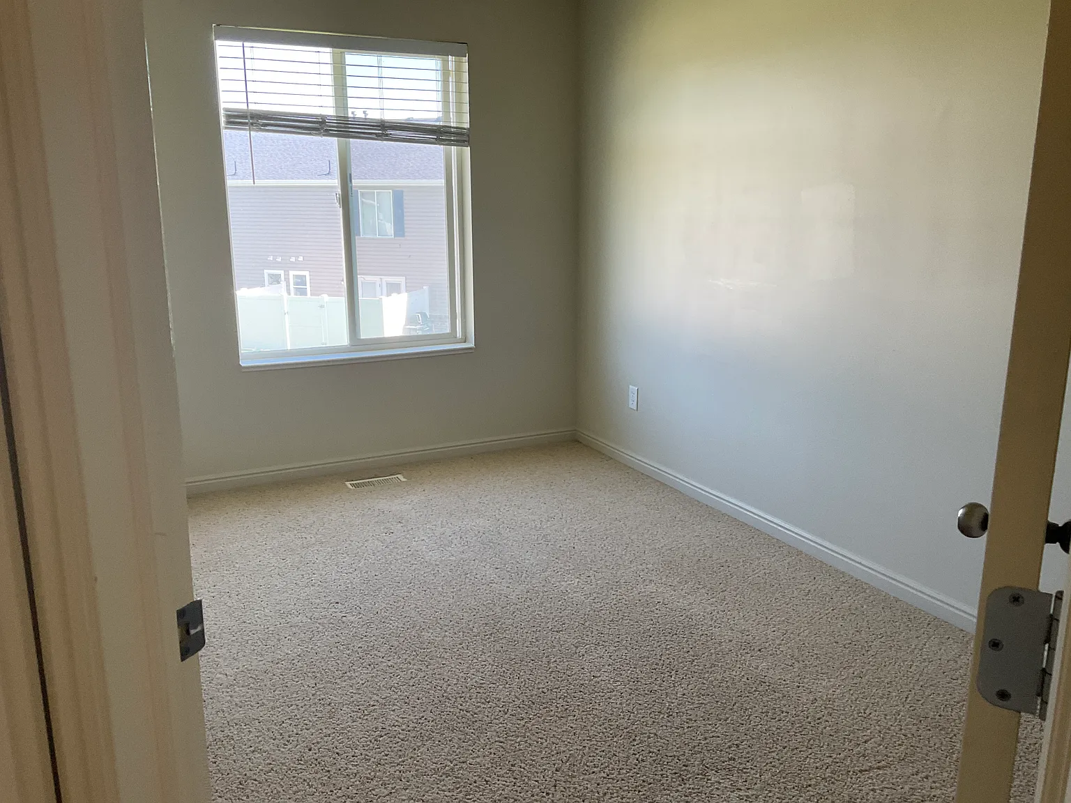 3 bed, 1.5 bath, 1300 sqft, $1,250 — Photo 4