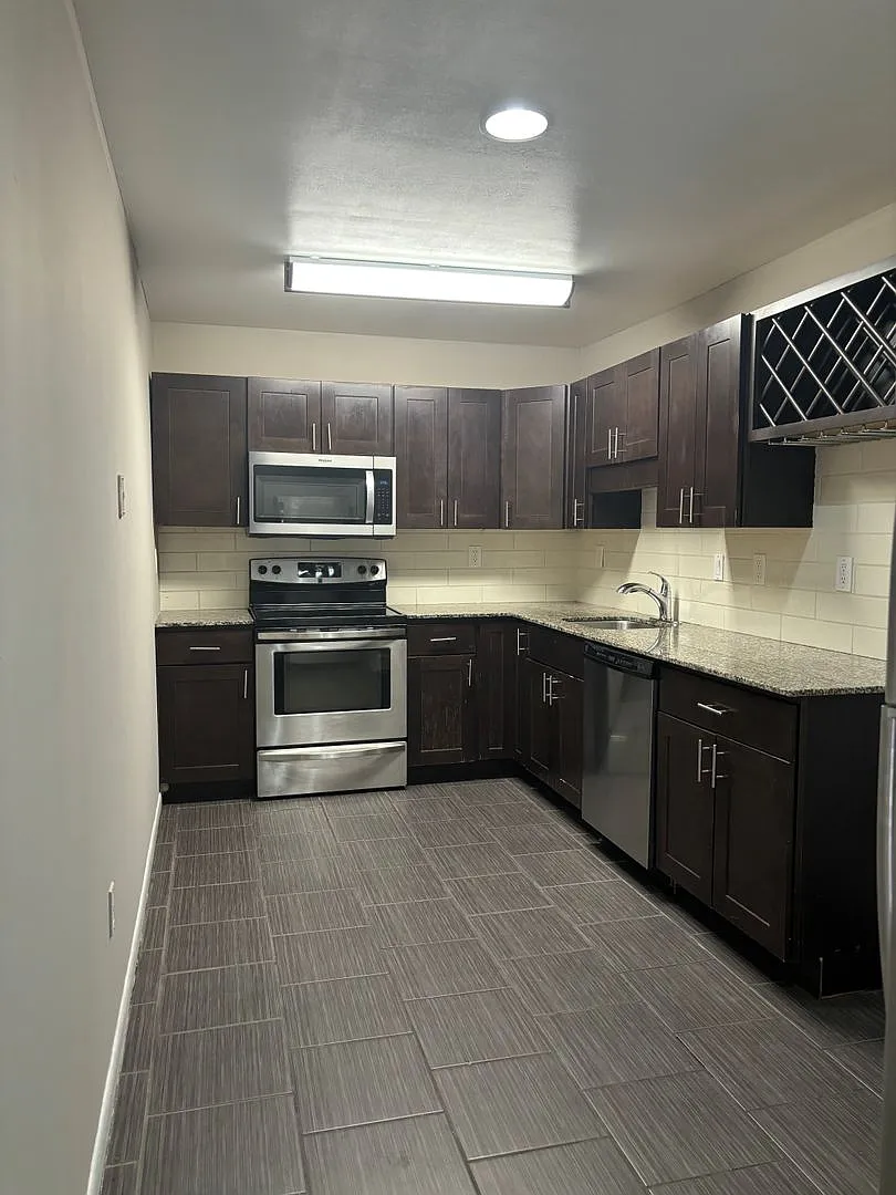 Monroe Apartments — Photo 1