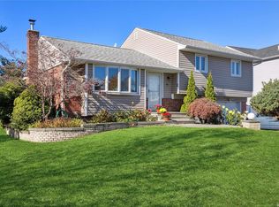 14 Marsak Ln, Syosset, NY 11791