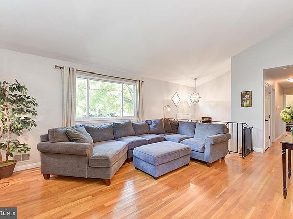 2nd image of 4932 Gainsborough Dr