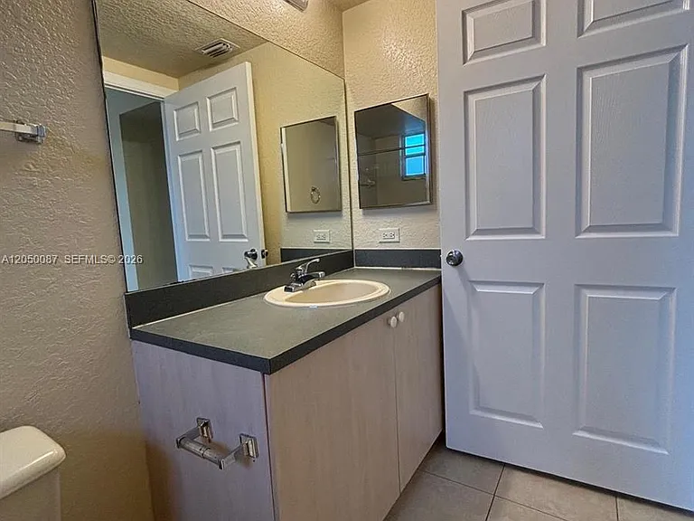 2403 Belmont Ln #2403 — Photo 8
